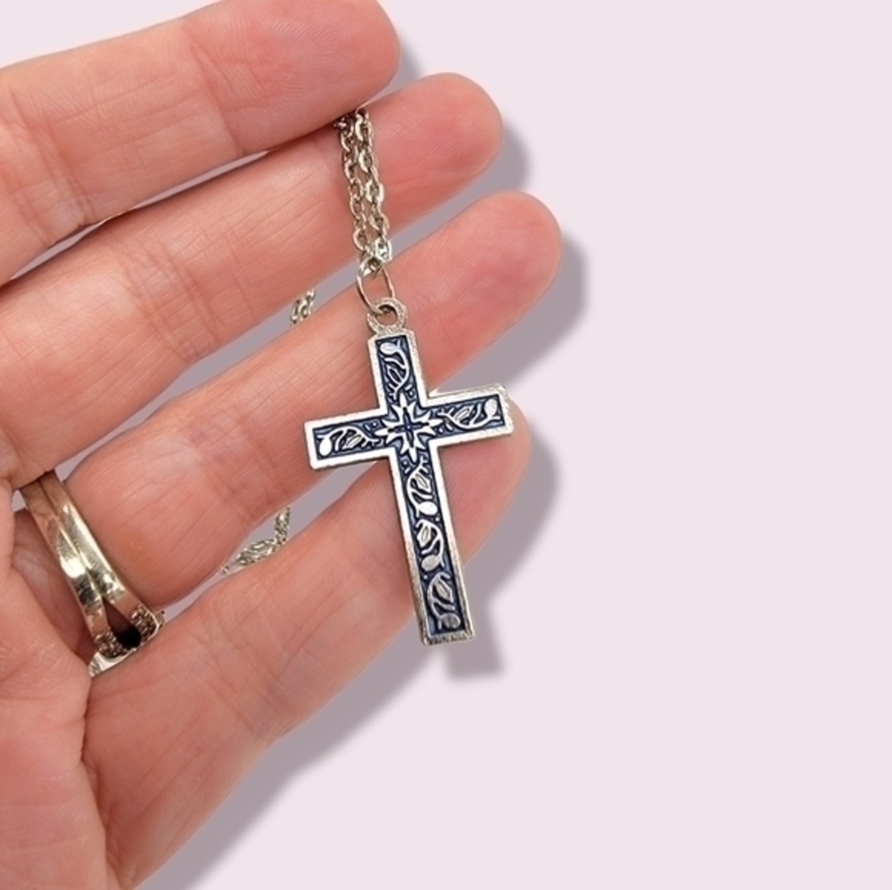 Embossed cross necklace‎